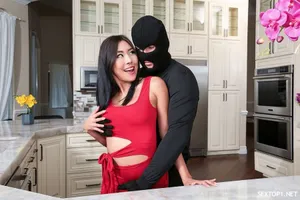 2023 Tháng 7 12_Cô gái gợi cảm