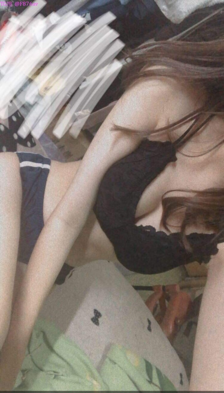 Em trai được chị gái cho mút suốt 10 năm sau khi má qua đời